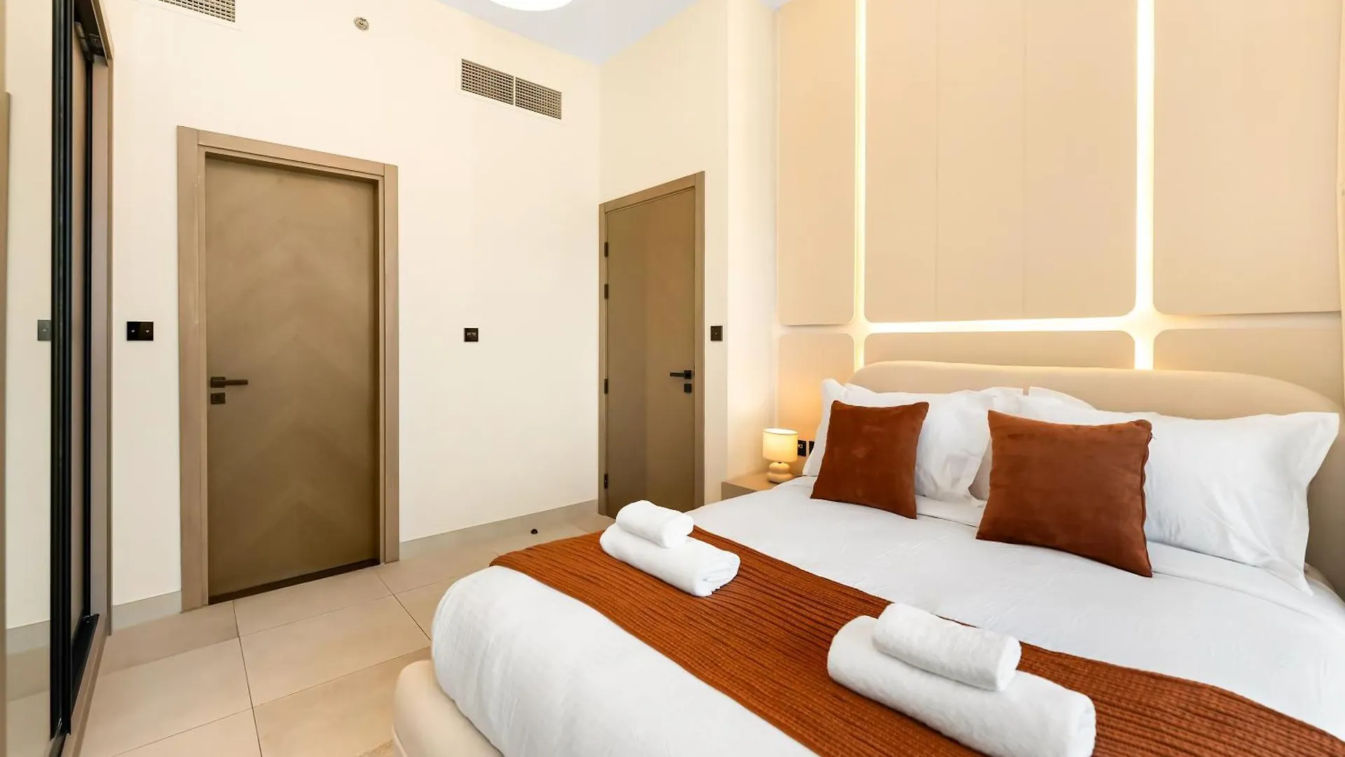 Burj Khalifa And Canal Views 2Bdr Dubai Apartment